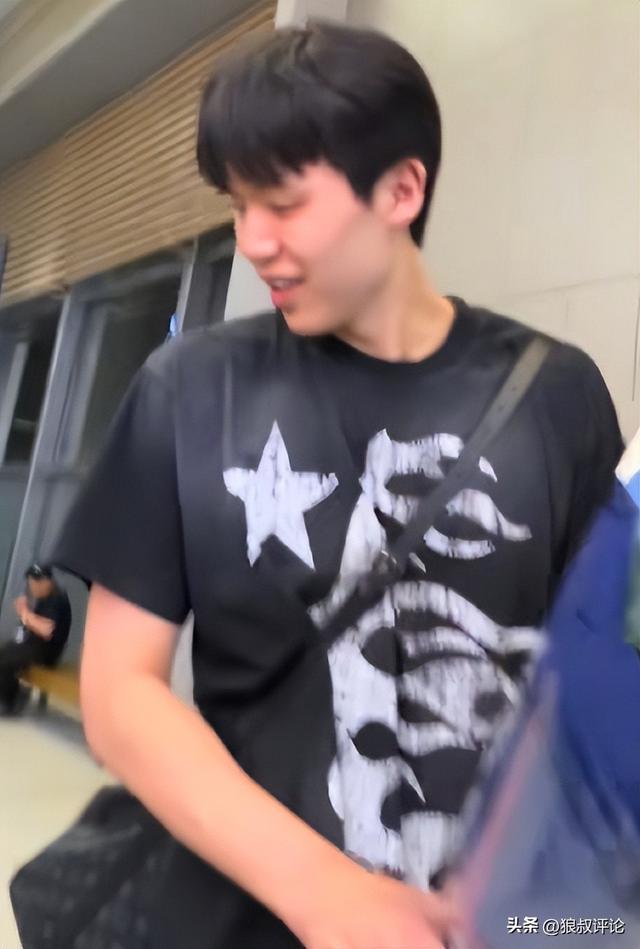 宝威体育官方入口-回国备战世预赛！杨瀚森深夜落地青岛引关注 接机小球迷获合照留念
